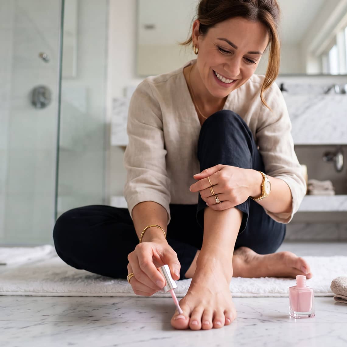 Frau lackiert sich zu Hause die Zehennägel – Nagellack und Nagelpilz als Thema der Nagelpflege