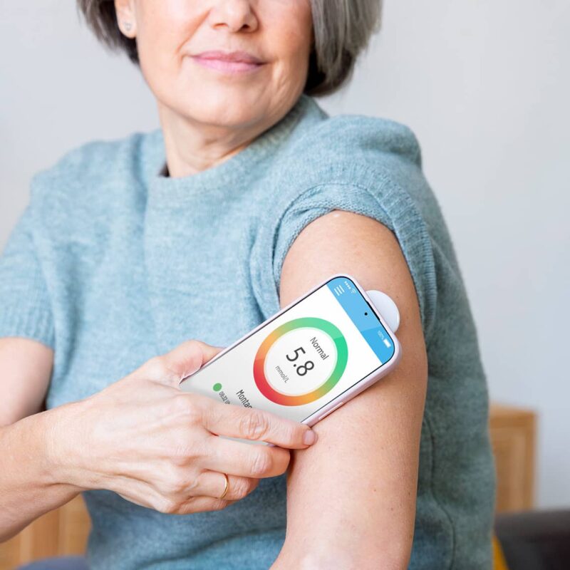 Ältere Person bei der Blutzuckermessung – Nagelpilz als Risikothema bei Diabetes